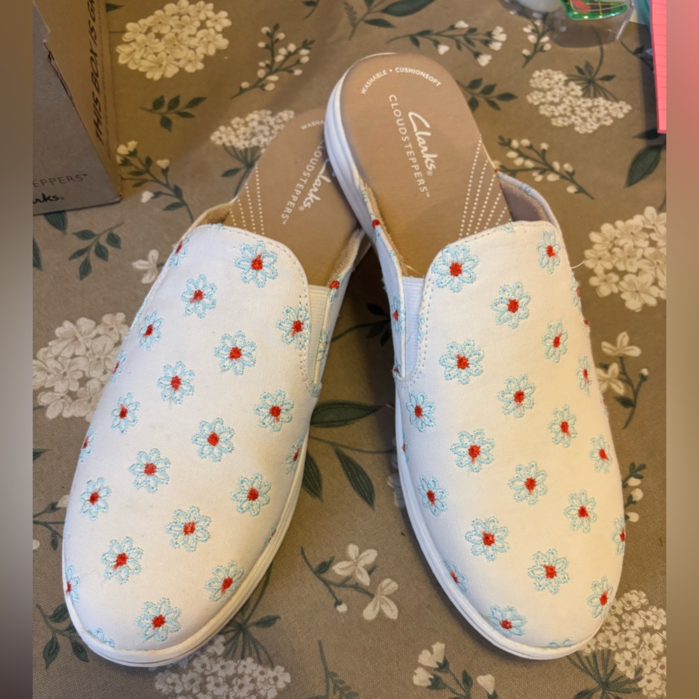 Clark’s Breeze Shore Natural Canvas Floral Slip-ins Flats. Size 10 Narrow. NIB